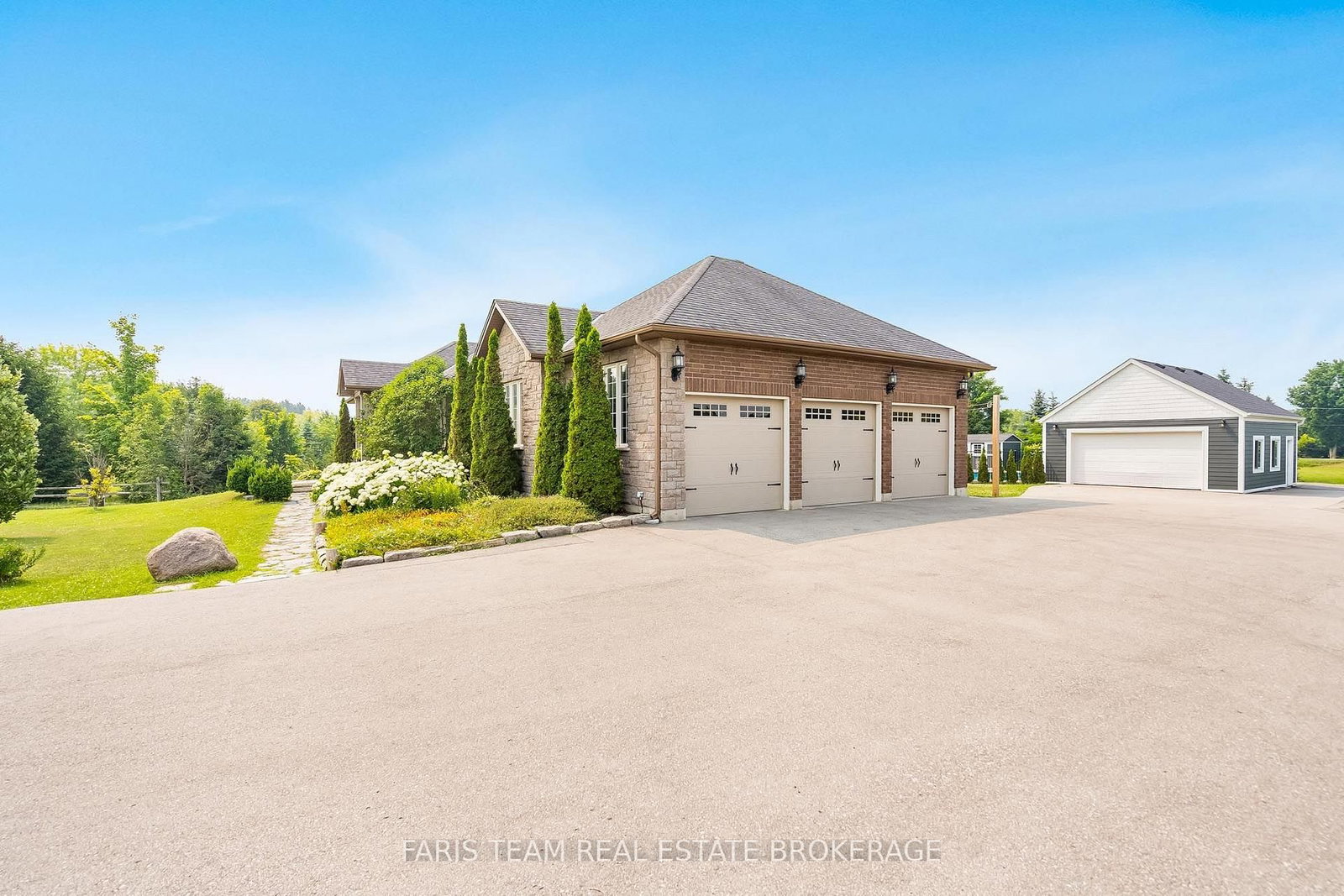 2 Harry Parker Place • Adjala-Tosorontio, ON photo 4
