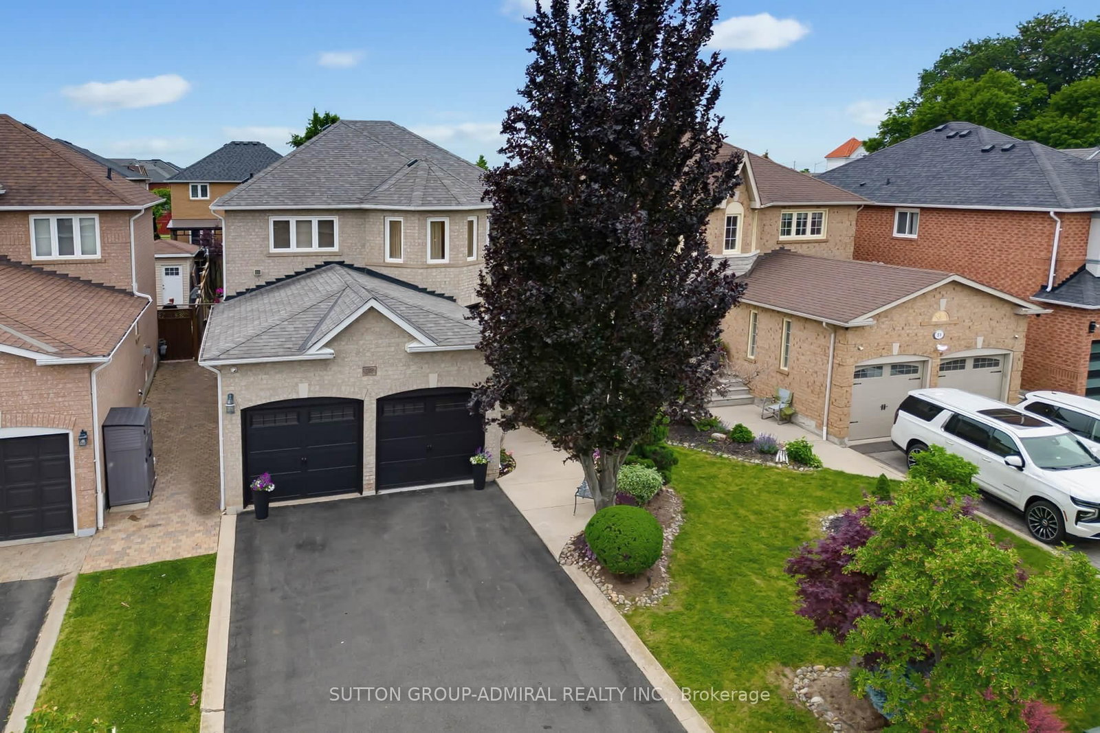27 Pine Hollow Crescent • Vaughan, ON photo 2