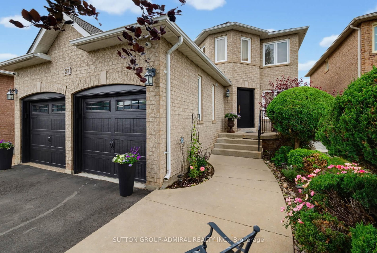 27 Pine Hollow Crescent • Vaughan, ON photo 3