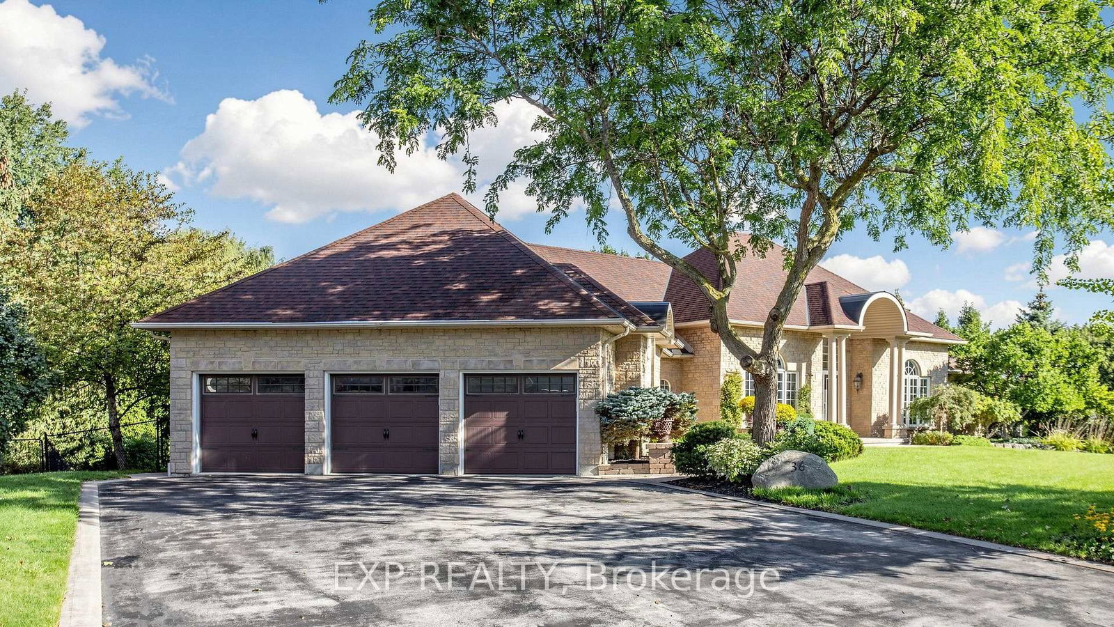 36 Maplehyrn Avenue • East Gwillimbury, ON photo 2