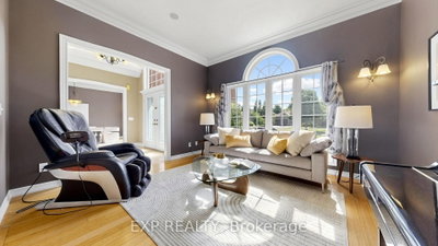 36 Maplehyrn Avenue • East Gwillimbury, ON photo 8