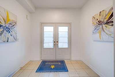 8 Kavanagh Avenue • East Gwillimbury, ON photo 2