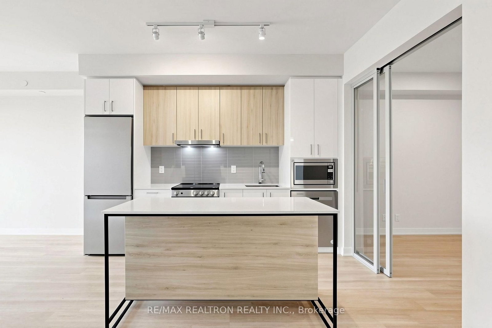 1909-50 Upper Mall Way, Vaughan, view 12