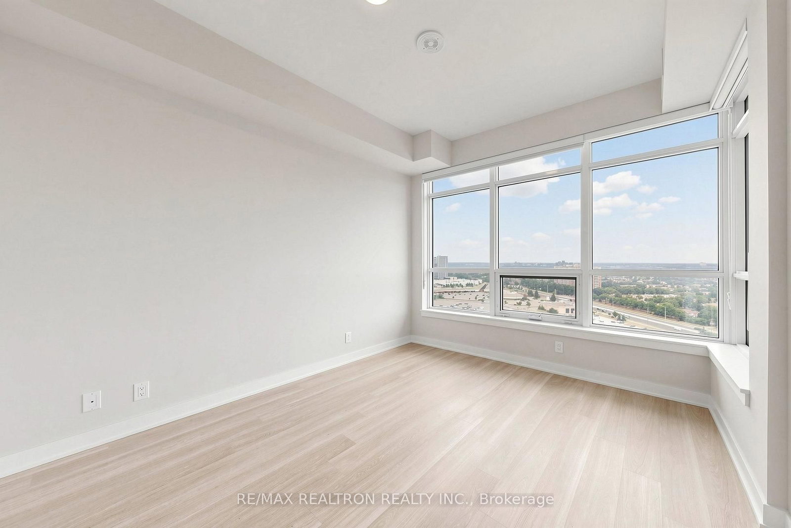 1909-50 Upper Mall Way, Vaughan, view 15