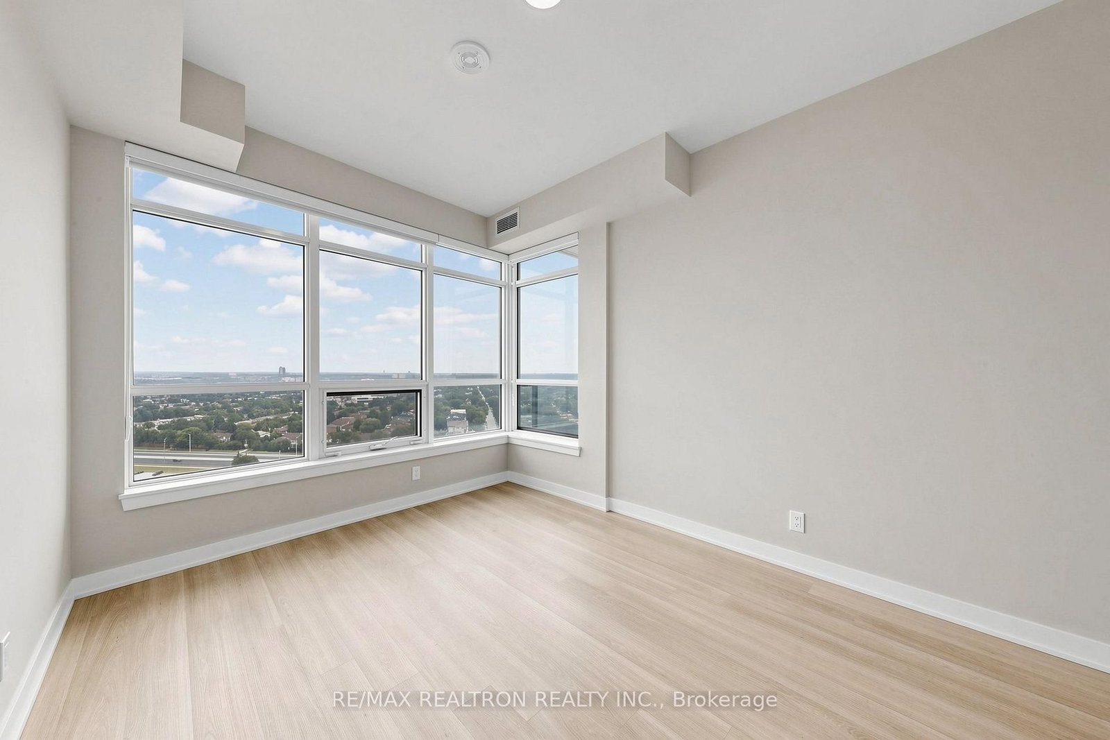 1909-50 Upper Mall Way, Vaughan, view 16