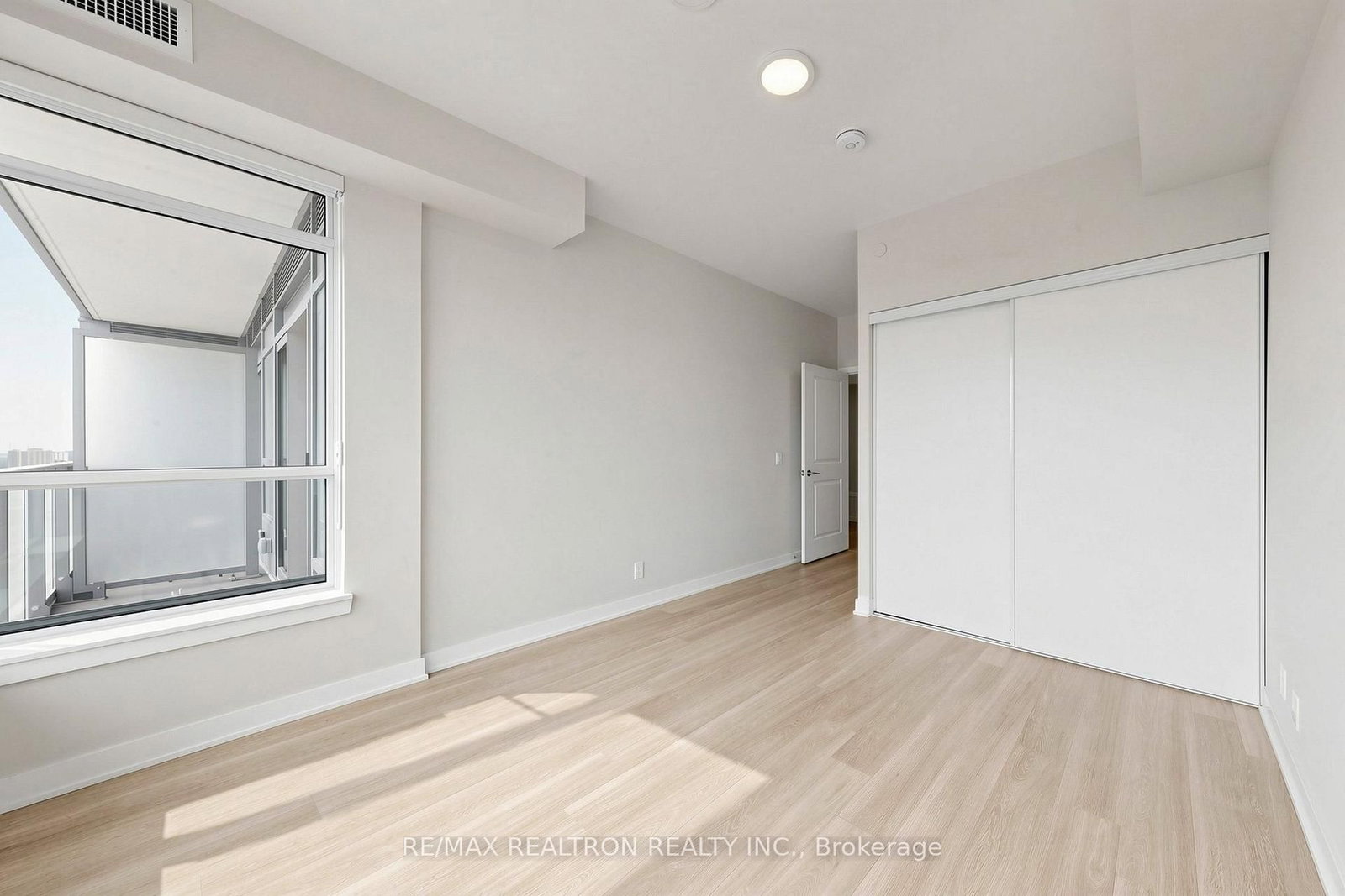 1909-50 Upper Mall Way, Vaughan, view 17