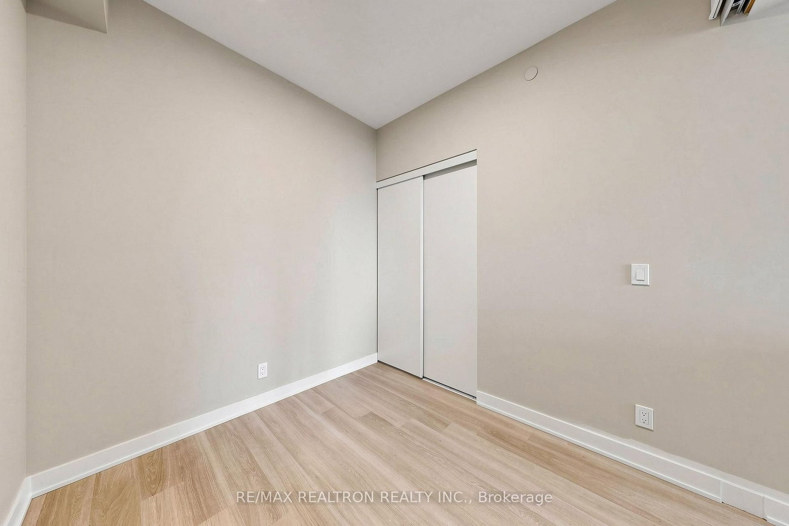 1909-50 Upper Mall Way, Vaughan, view 22