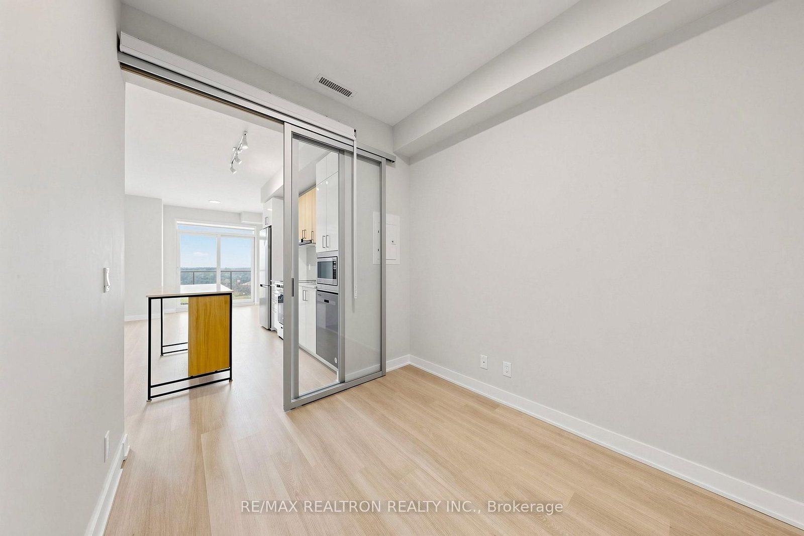 1909-50 Upper Mall Way, Vaughan, view 24