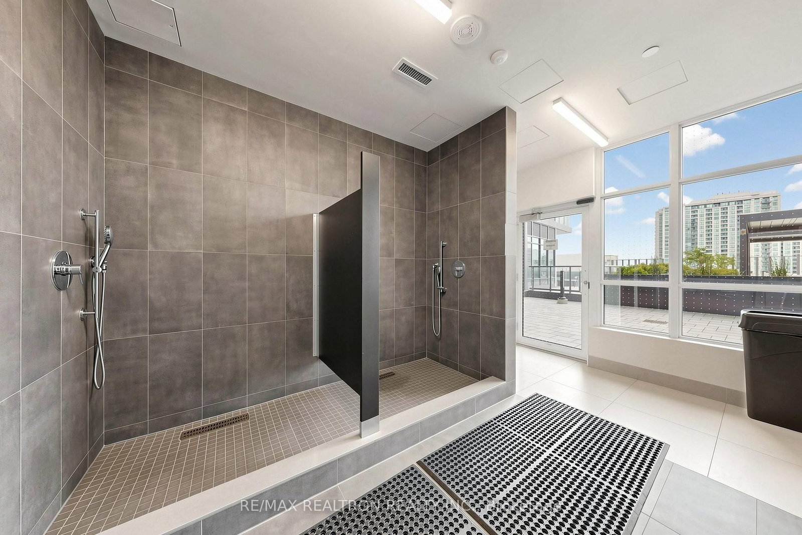 1909-50 Upper Mall Way, Vaughan, view 35