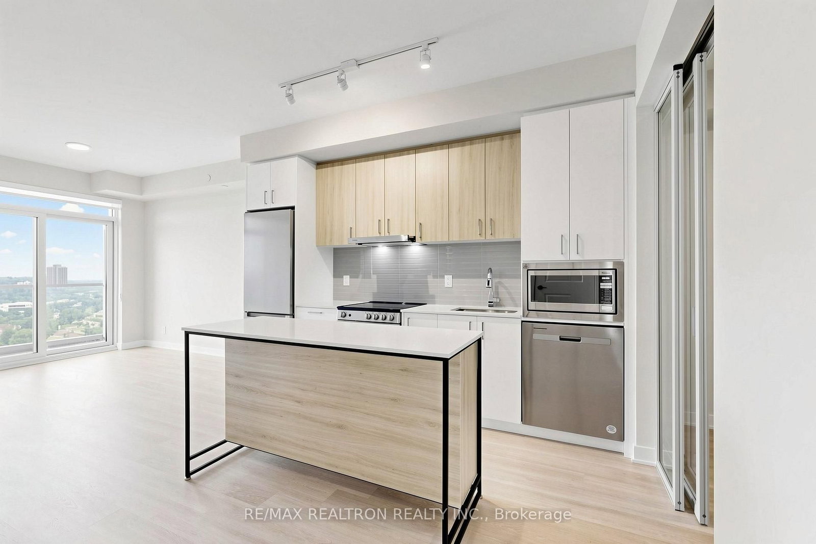 1909-50 Upper Mall Way, Vaughan, view 5