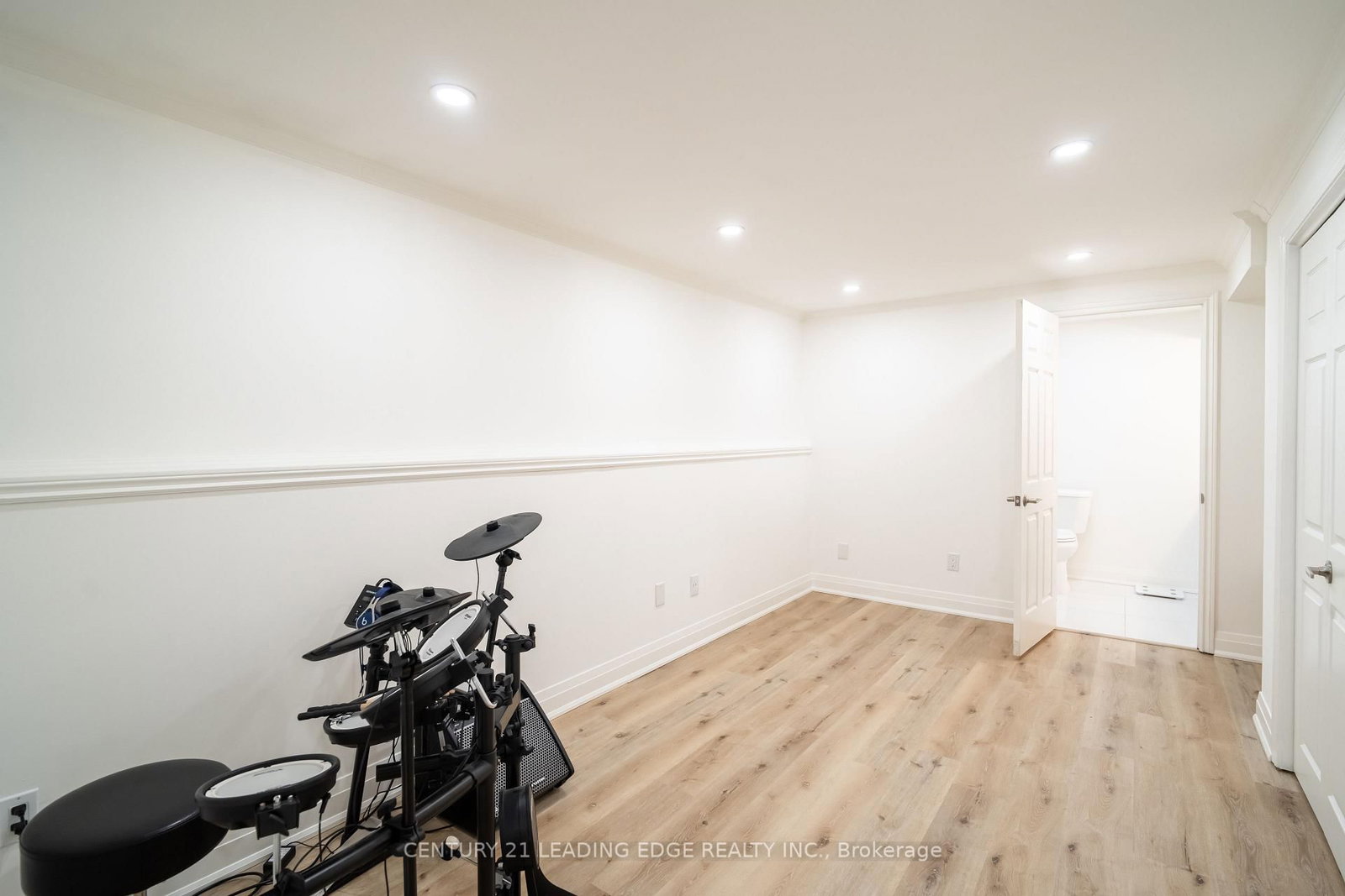 53 McClenny Drive • Aurora, ON photo 36