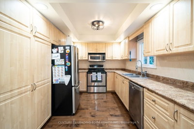 53 McClenny Drive • Aurora, ON photo 8