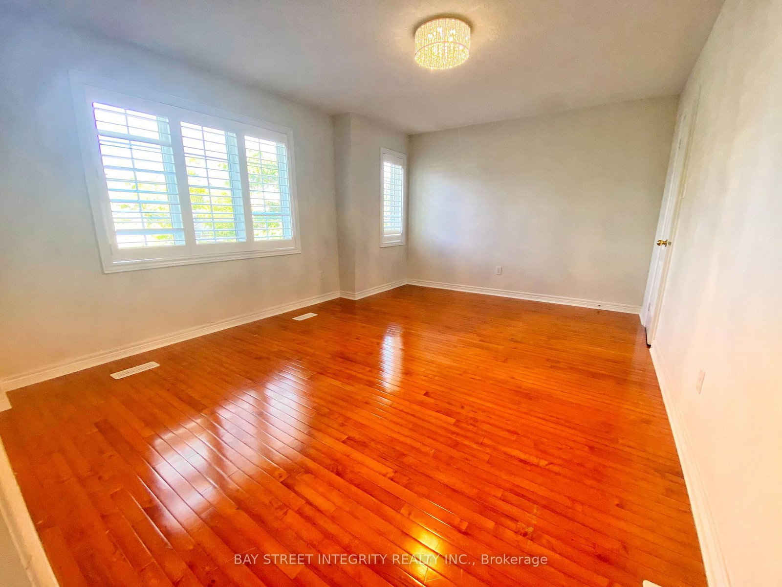 Main 114 Red River Cres, Newmarket, view 14