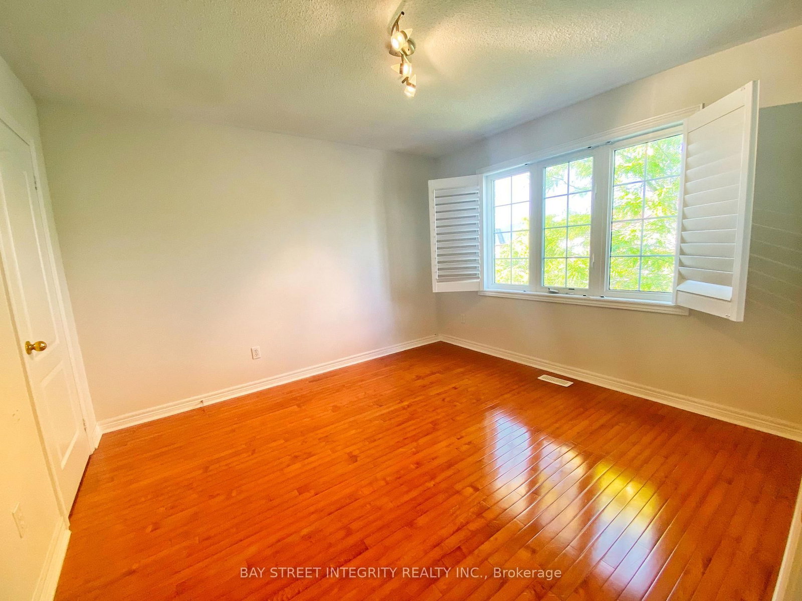 Main 114 Red River Cres, Newmarket, view 15