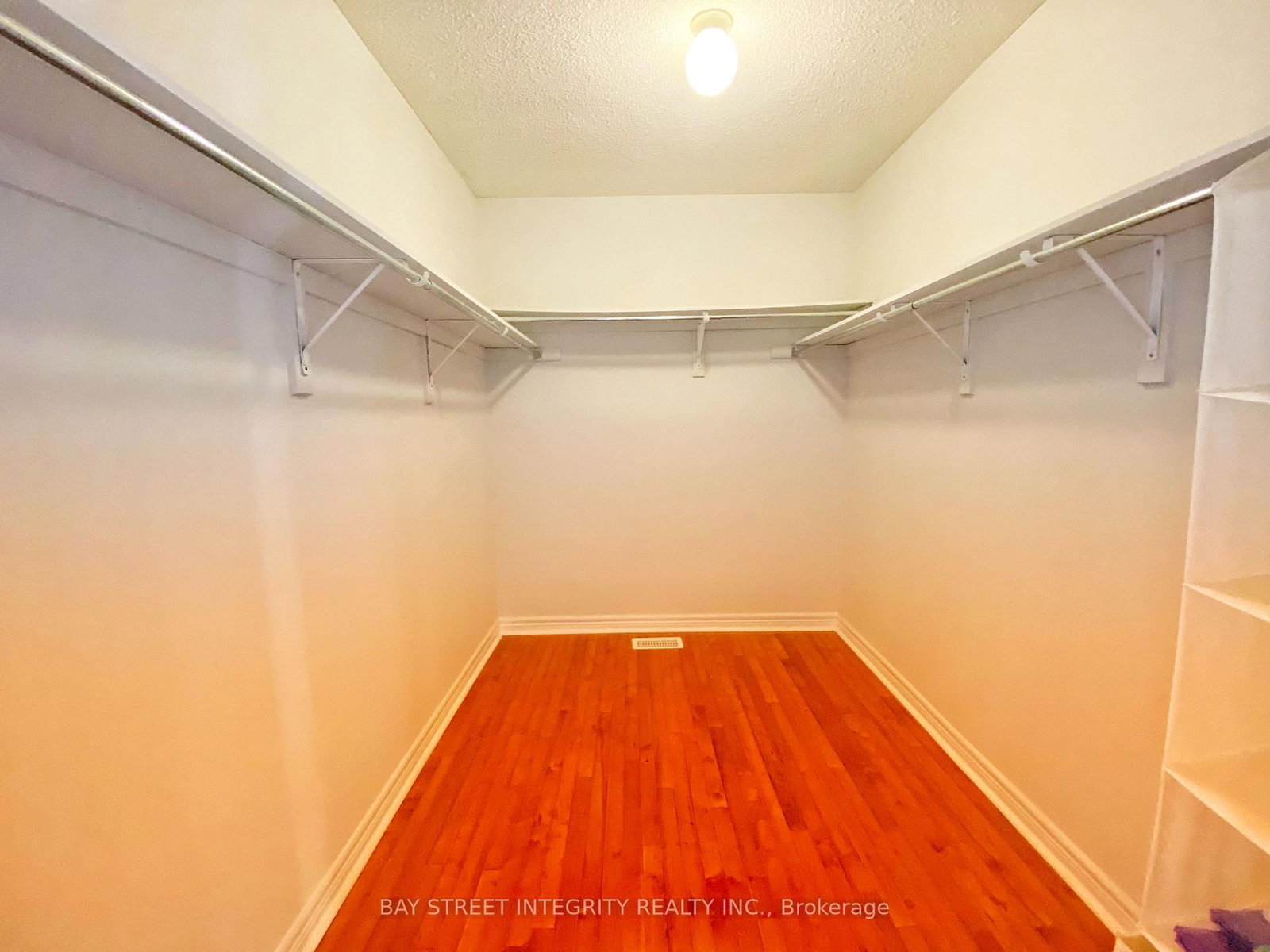 Main 114 Red River Cres, Newmarket, view 19
