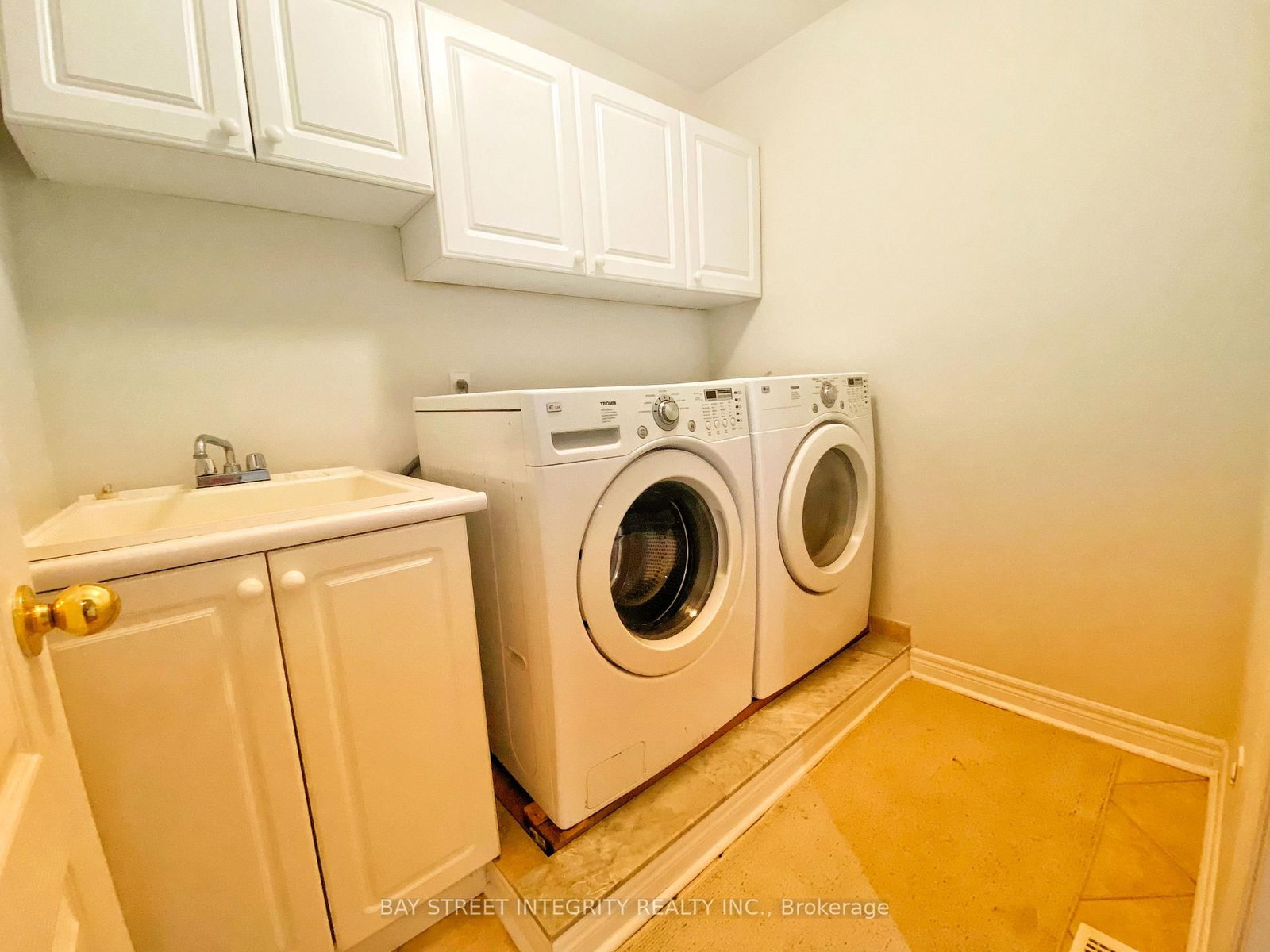 Main 114 Red River Cres, Newmarket, view 21