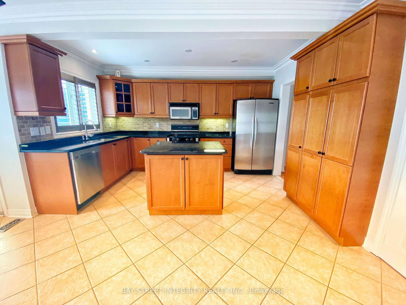 Main 114 Red River Cres, Newmarket, view 8