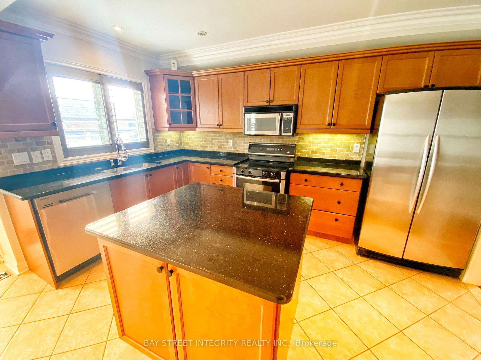 Main 114 Red River Cres, Newmarket, view 9