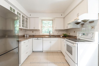 90 Bedford Park Avenue • Richmond Hill, ON photo 6