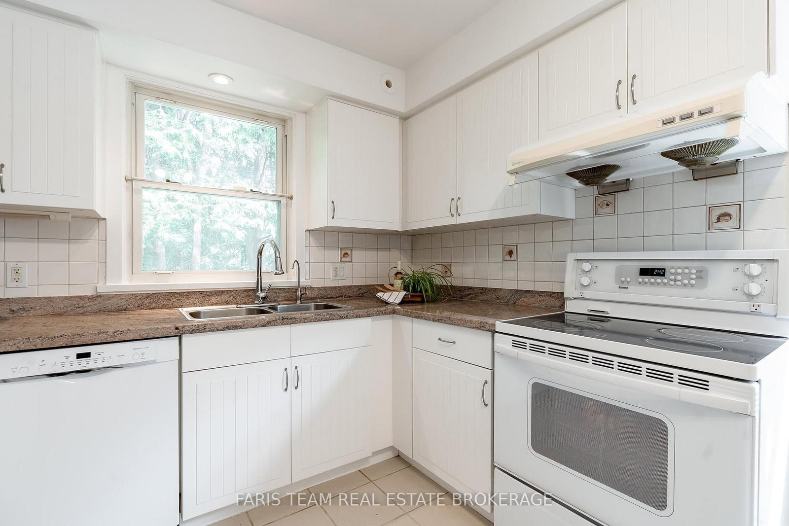 90 Bedford Park Avenue • Richmond Hill, ON photo 8