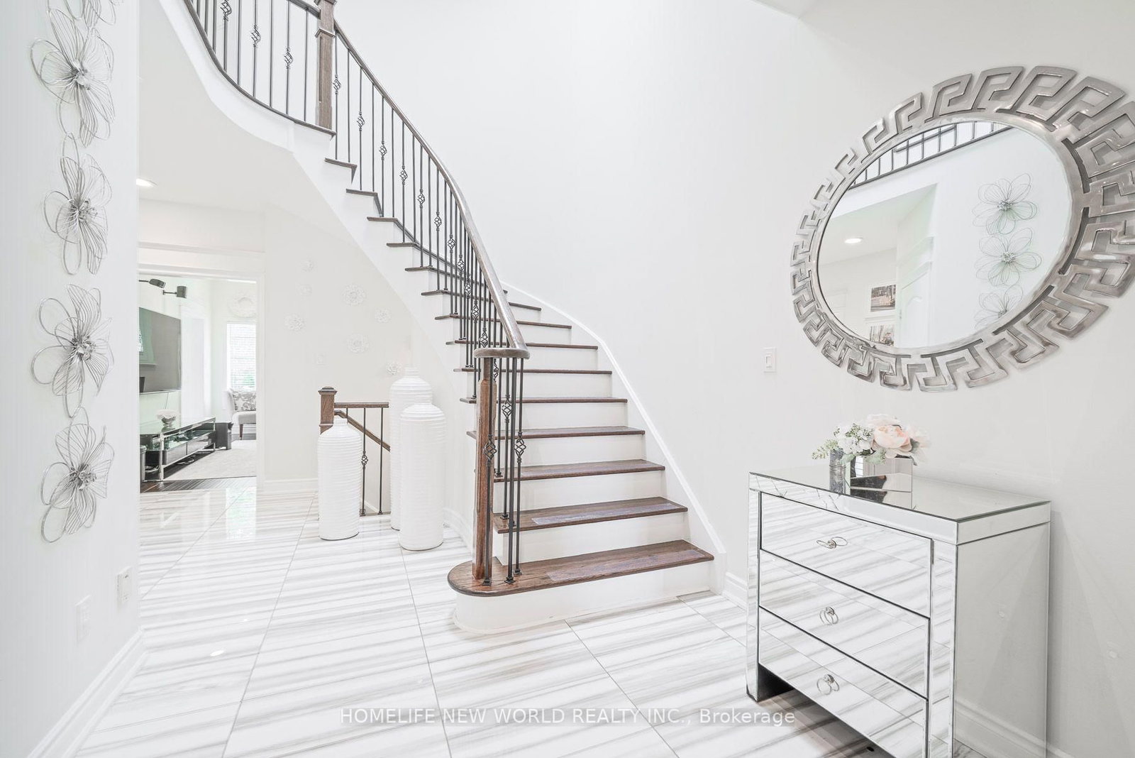 397 Hewitt Circle • Newmarket, ON photo 6