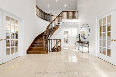 9 Elderwood Drive • Richmond Hill, ON photo 3
