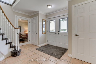 18 Whiteville Court • Whitchurch-Stouffville, ON photo 6