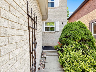 131 Castle Rock Drive • Richmond Hill, ON photo 5
