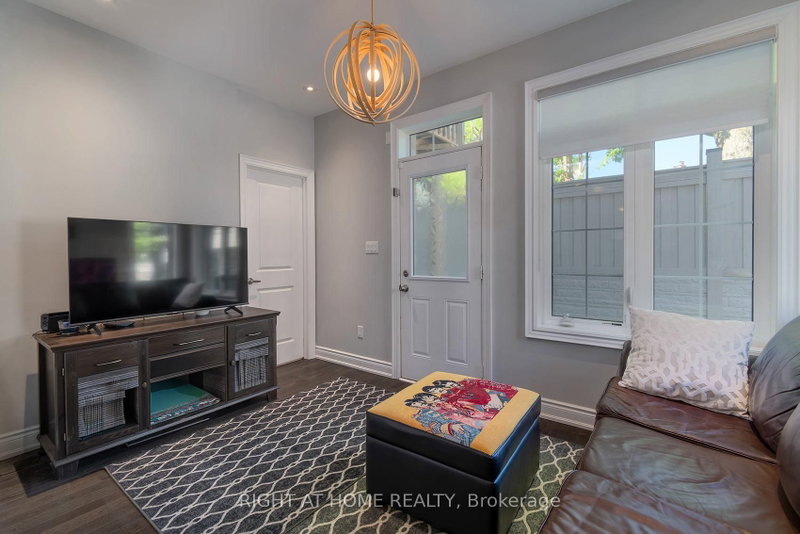2 Queen Mary Crt photo 4
