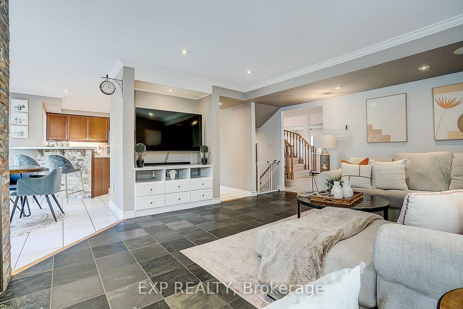 499 Silken Laumann Drive • Newmarket, ON photo 10