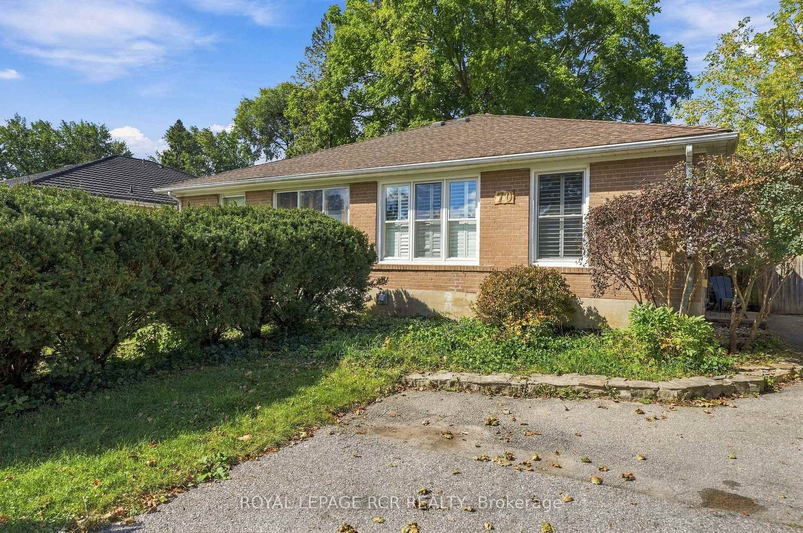 70 Tecumseh Drive • Aurora, ON photo 2