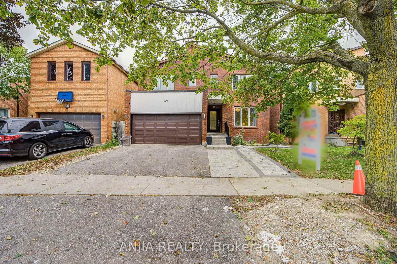 39 Millcroft Way • Vaughan, ON photo 3