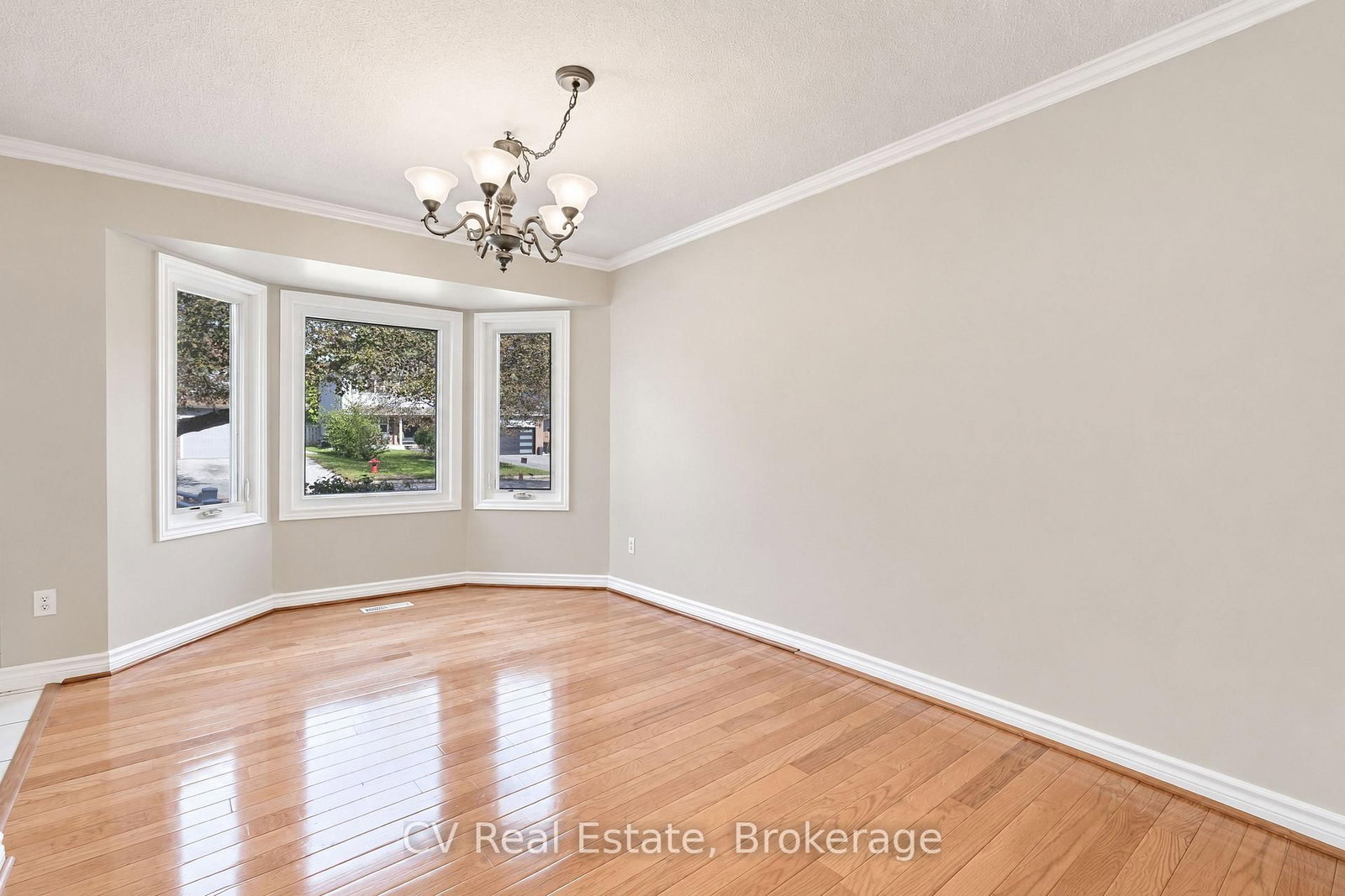 1025 Maclean Street photo 8