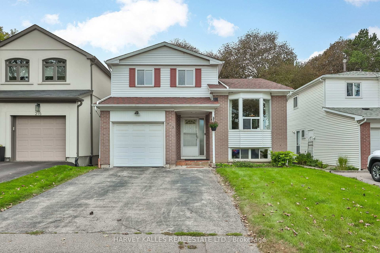 213 Simonston Boulevard • Markham, ON photo 2