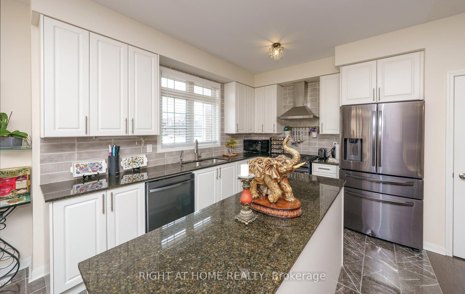 2 Cliff Thompson Court • Georgina, ON photo 7