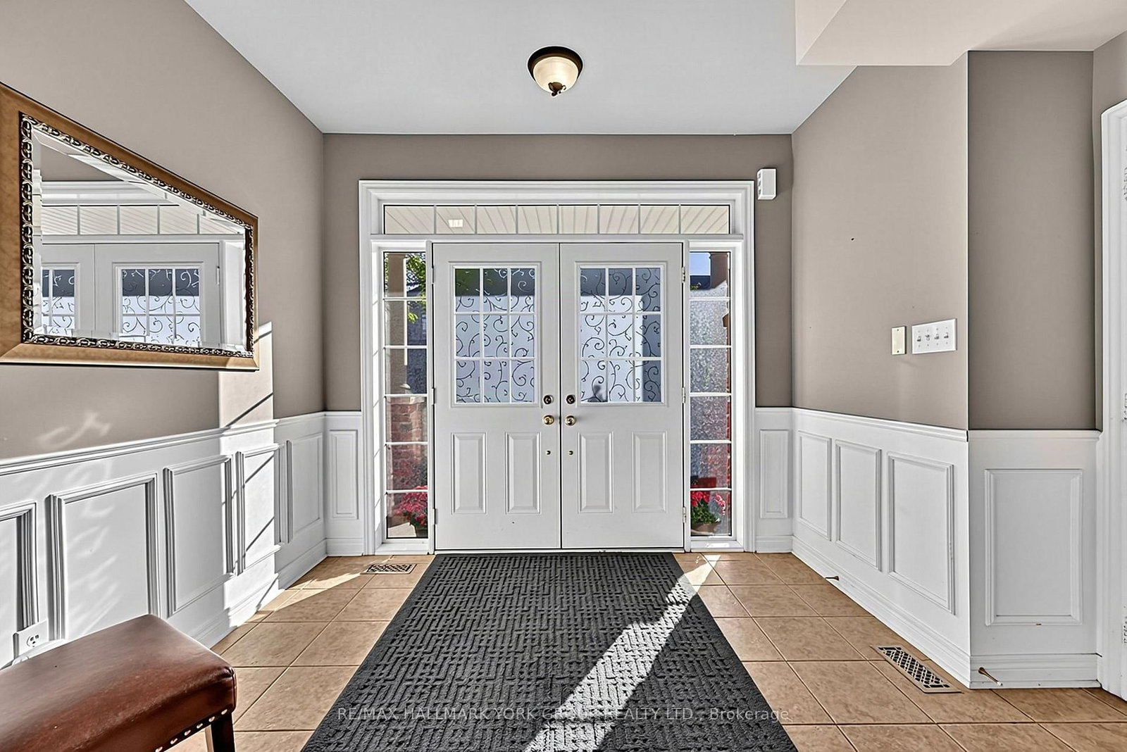 383 Gilpin Drive • Newmarket, ON photo 4