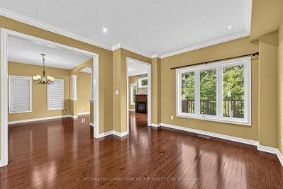 383 Gilpin Drive • Newmarket, ON photo 6