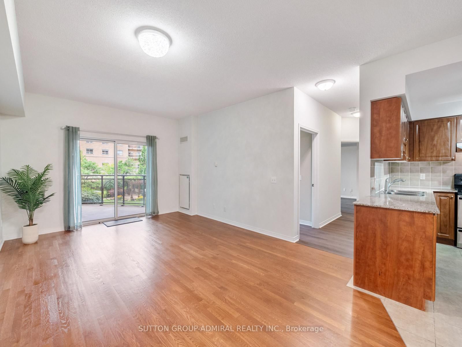 215-1 Maison Parc Crt, Vaughan, view 5