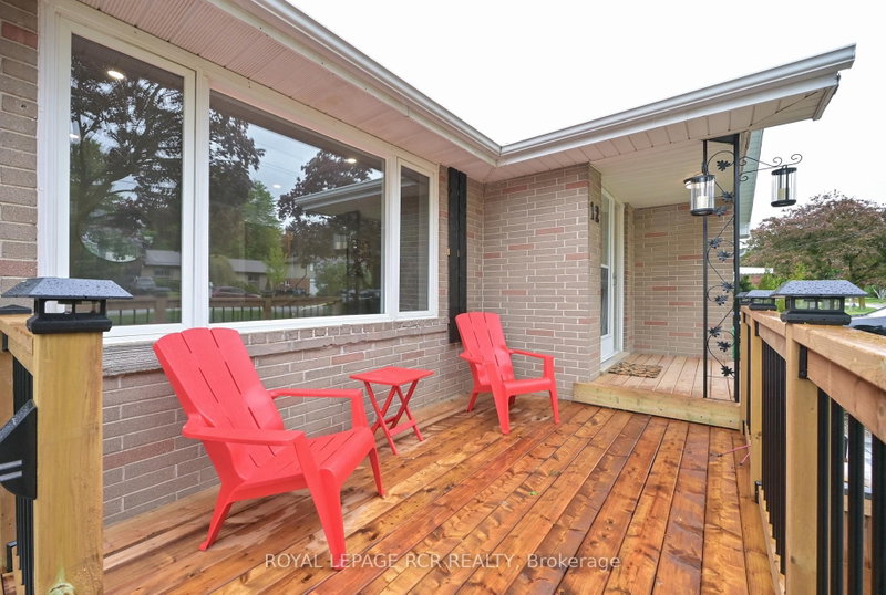 12 Maple Avenue E