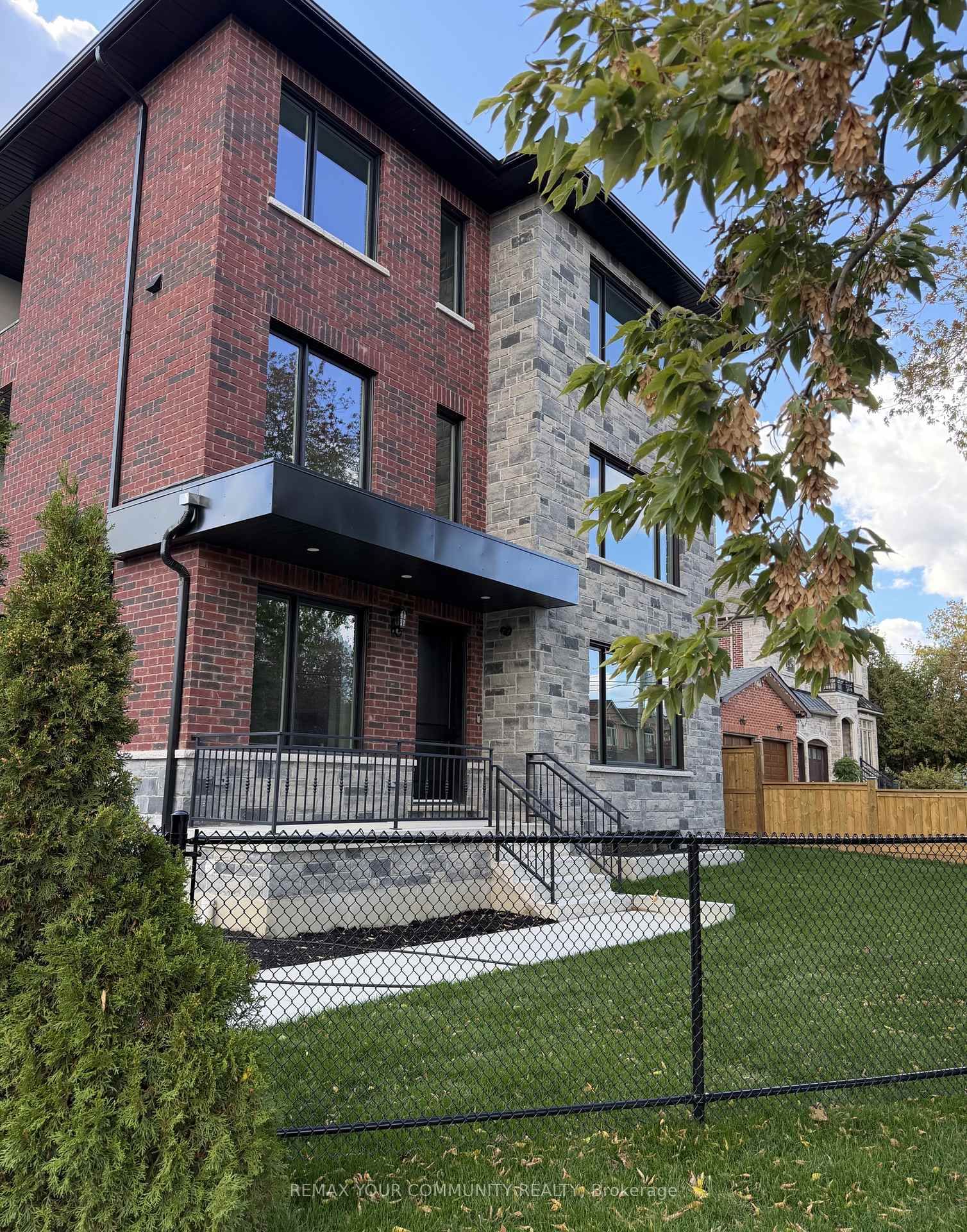 25 Oxford, Richmond Hill, Ontario L4C 4L6