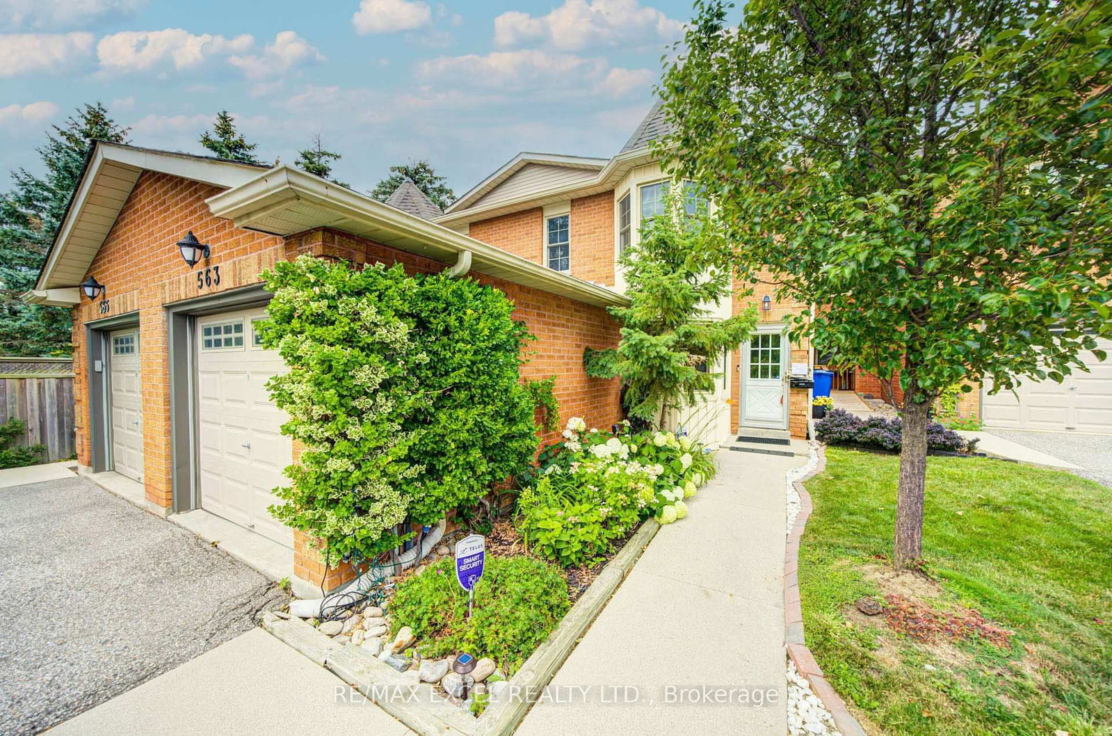 563 Tara Hill Circle • Aurora, ON photo 4