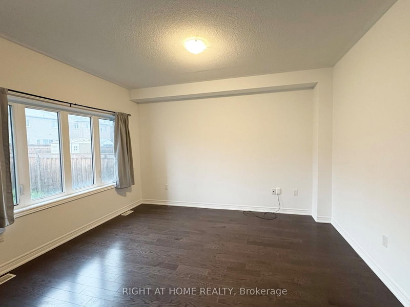 1528 McRoberts Cres photo 5
