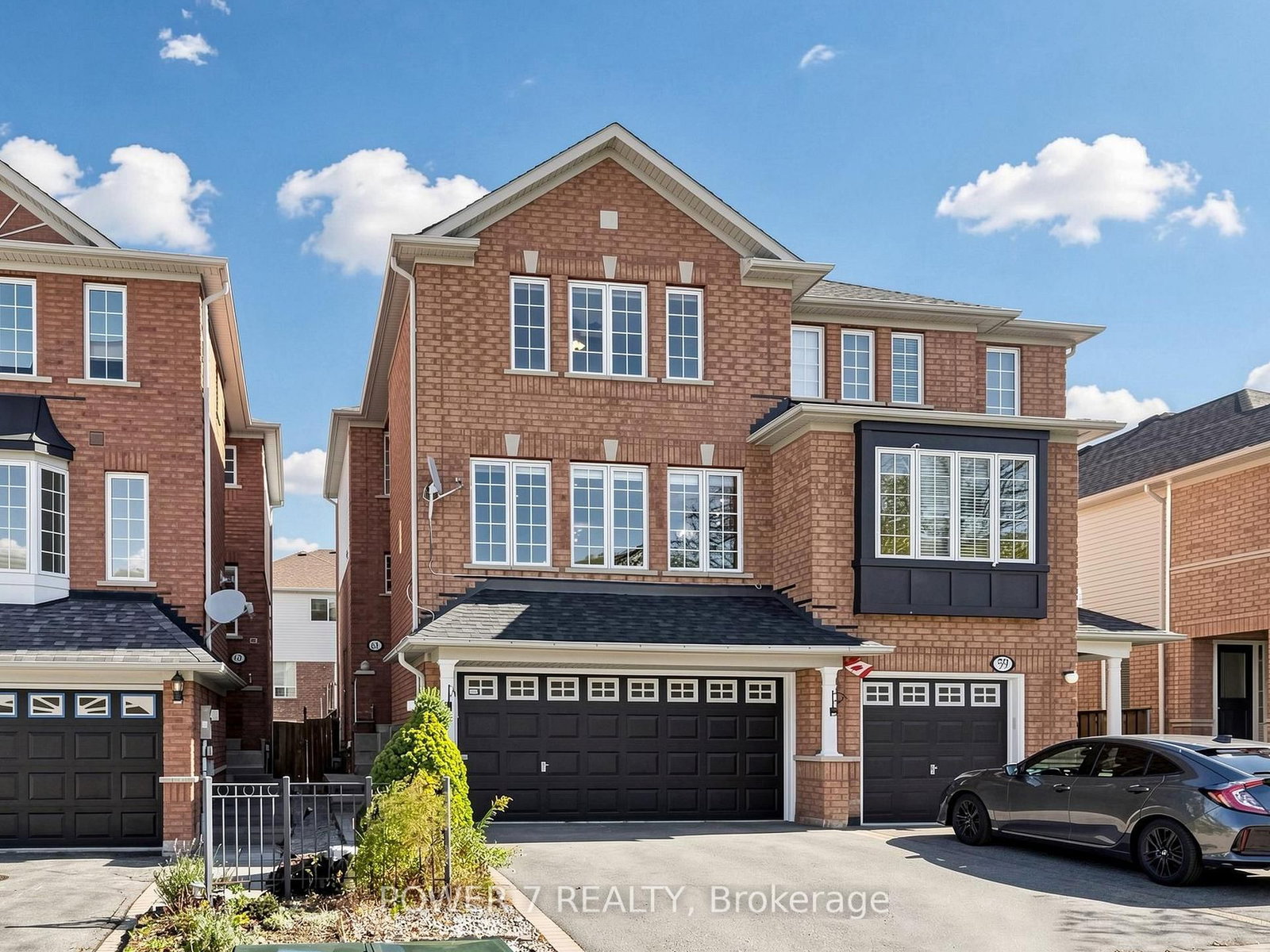 61 Millcliff Circle • Aurora, ON photo 2
