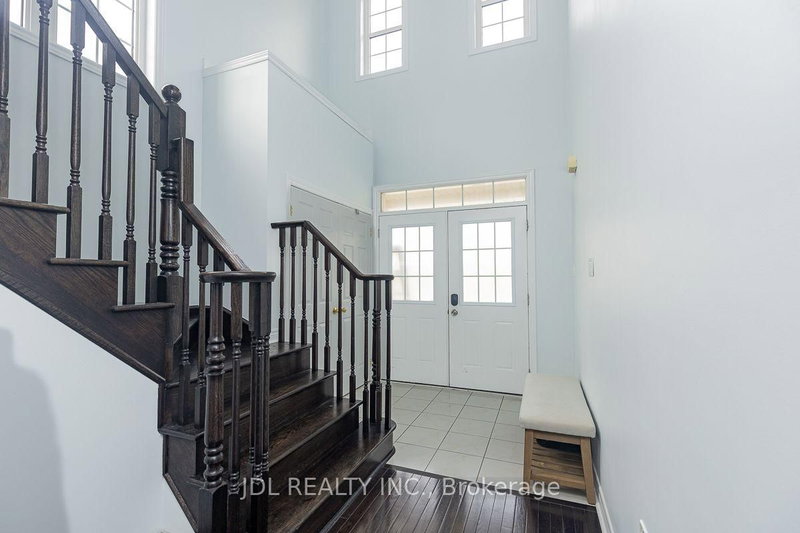 103 Herefordshire Cres photo 3