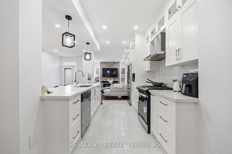 140 Laramie Cres photo 4