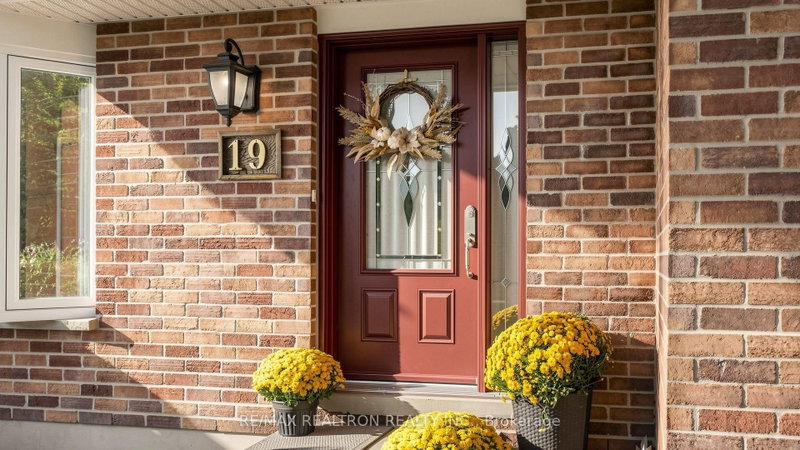 19 Amberglen Crt photo 3