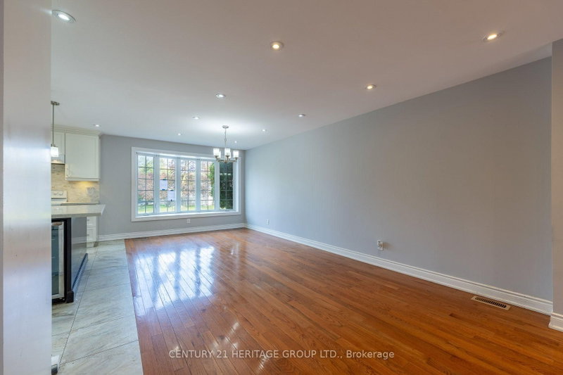 274 Demaine Cres photo 5