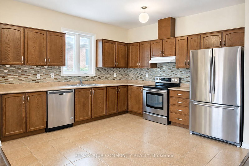 10 Armstrong Cres photo 5