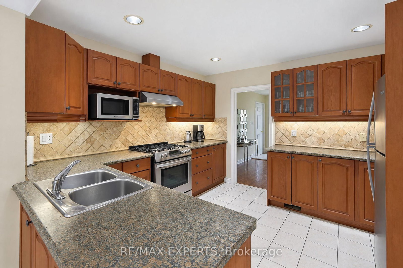 11 Knollside Drive • Richmond Hill, ON photo 8