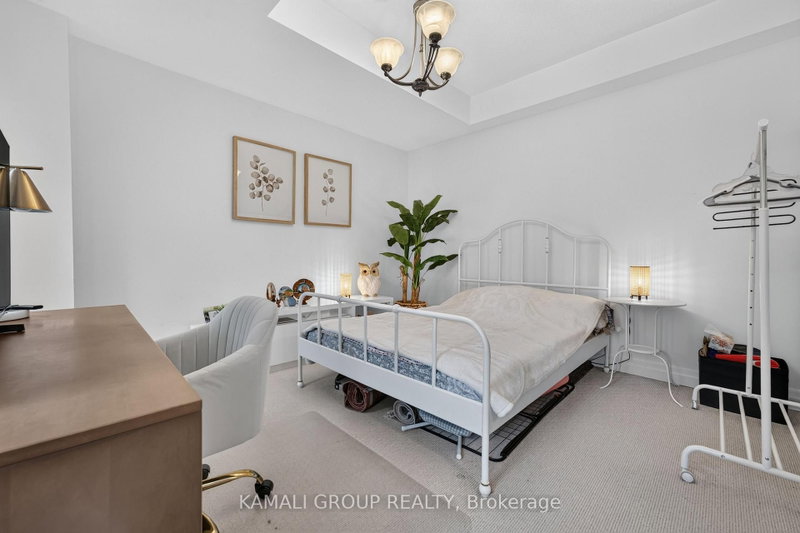 39 Beverley Glen Blvd photo 5